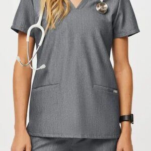 FIGS Technical Collection - Casma 3-Pocket Scrub Top - Graphite Gray - Small